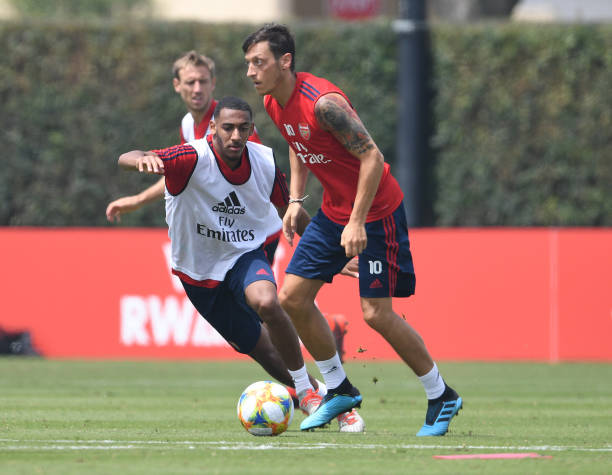 Mesut Oezil vẫn miệt mài trên sân tập cùng các đồng đội, bất chấp những tin đồn Arsenal sẽ bán anh trong mùa hè này.