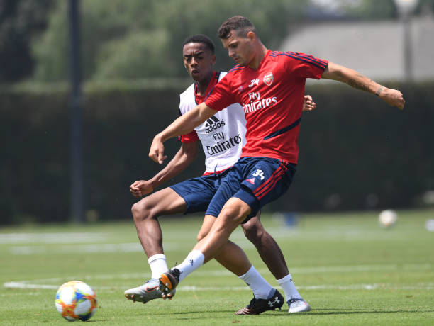 Đang có tin đồn Atletico Madrid nhòm ngó Granit Xhaka, mặc dù vậy cầu thủ này vẫn sang Mỹ du đấu cùng Arsenal.