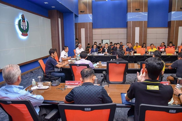 Quang cảnh buổi họp giữa tân HLV Akira Nishino cùng FAT và lãnh đạo các CLB tham dự Thai-League.