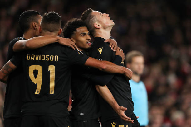 Vitoria khiến Arsenal phải toát mồ hôi trên sân nhà.