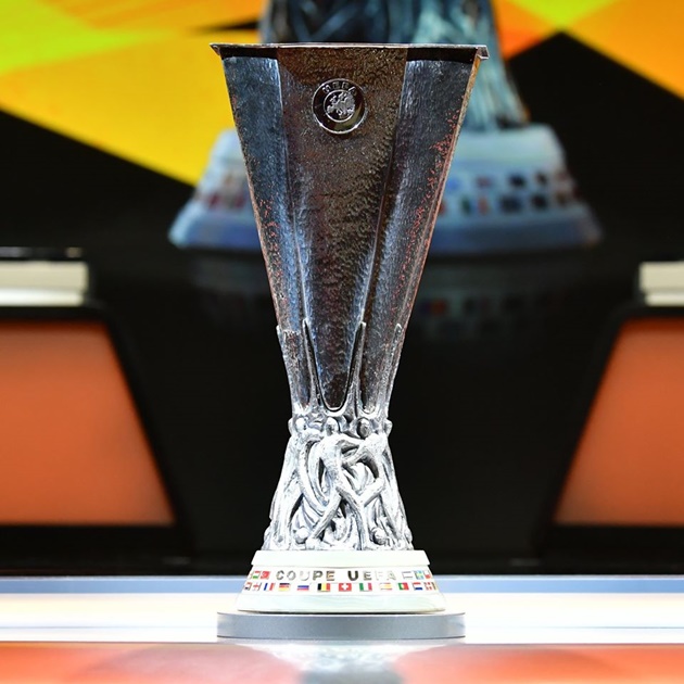 Chiếc cúp vô địch Europa League 2019/2020.