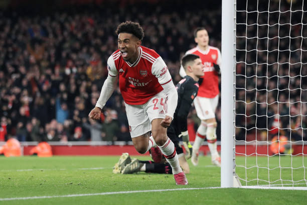 Reiss Nelson là người hùng với bàn thắng duy nhất ghi được.