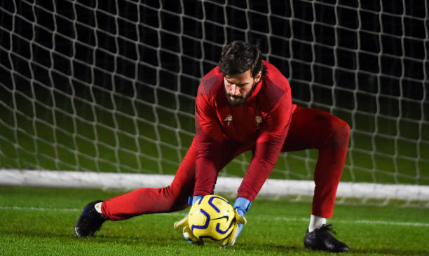 Alisson Becker lấy lại phong độ rất nhanh sau khi bình phục chấn thương. 5 trận gần nhất, thủ thành người Brazil chưa phải một lần vào lưới nhặt bóng.
