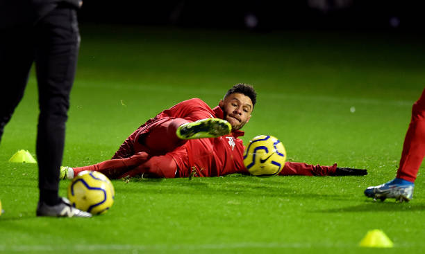 Chamberlain lăn xả trong một pha bóng trên sân tập.