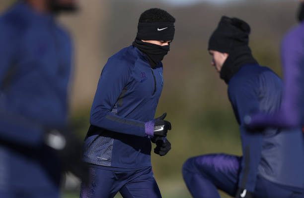 Dele Alli trùm mít chẳng khác gì một... ninja. Thời tiết ở Anh đang bước vào mùa Đông, nhiệt độ có lúc rơi xuống dưới mức 10 độ C.