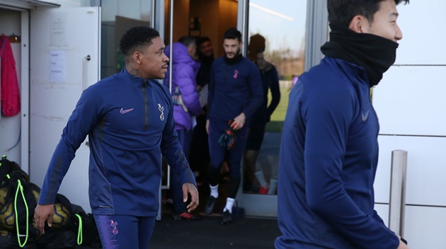 Đáng chú ý tân binh Steven Bergwijn có buổi tập đầu tiên cùng đội bóng mới. Trước đó, Tottenham thông báo chiêu mộ thành công Bergwijn từ PSV Eindhoven. Đội bóng thành London chi 27 triệu bảng để sở hữu cầu thủ chạy cánh 22 tuổi.