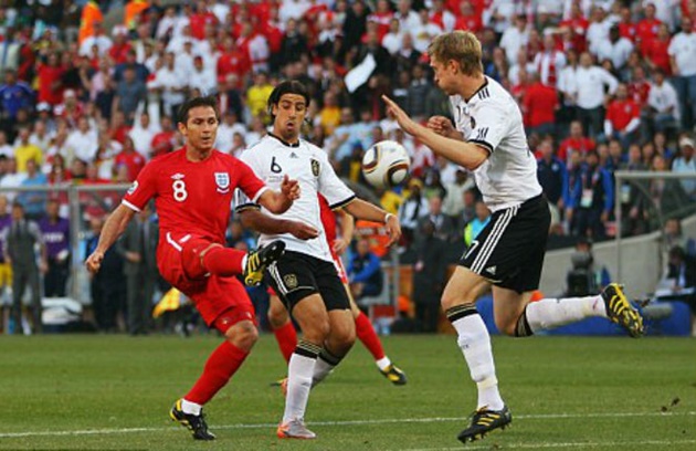 Lần gần nhất 2 đội gặp nhau tại một giải đấu lớn là World Cup 2010. Khi đó Đức hạ Anh với tỷ số 4-1.