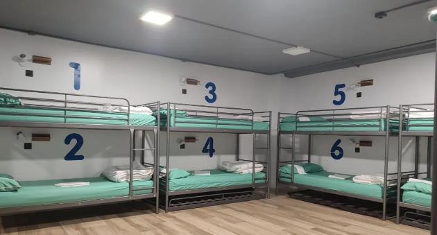 Ảnh bài viết Ký túc xá kiểu Squid Game giá cao gây tranh cãi cho fan M.U và Tottenham