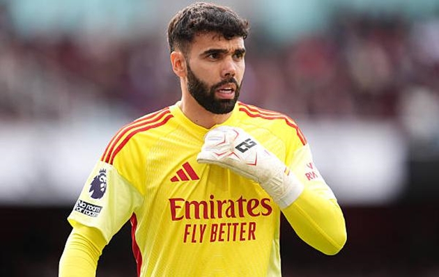 David Raya tỏa sáng nơi khung gỗ Arsenal.