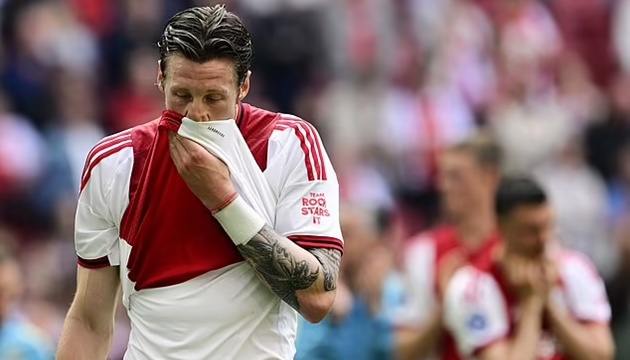 Ảnh bài viết Weghorst mất bình tĩnh, Farioli bật khóc, Ajax cay đắng nhìn PSV vô địch