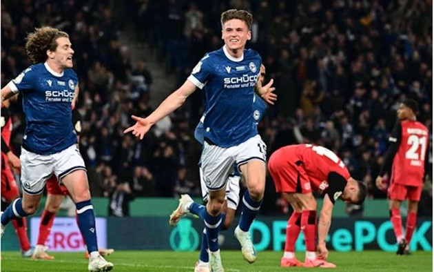 Bielefeld làm nên bất ngờ khi hạ Bayer Leverkusen ở bán kết