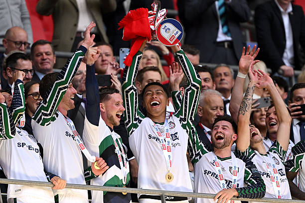 Mèo đen ngược dòng ngoạn mục.