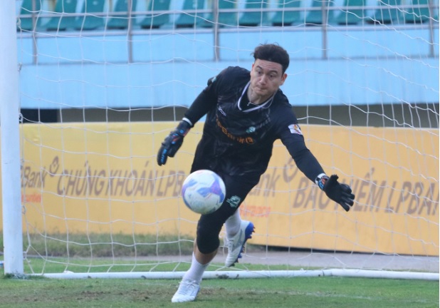 Văn Lâm vẫn chưa thể "ăn cơm tuyển".