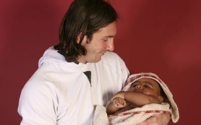 Ảnh bài viết Lamine Yamal: Từ cậu bé tí hon trên tay Messi đến chàng trai khiến Zidane ngả mũ