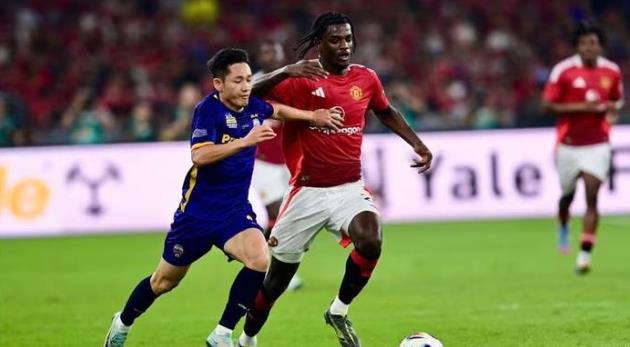 Ảnh bài viết Hai Long khuấy đảo hàng thủ MU, truyền cảm hứng cho bóng đá Việt