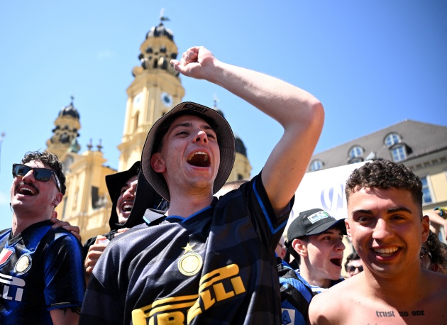 Không khí lễ hội lan tỏa trên từng con phố với tiếng hát, tiếng reo hò hòa quyện cùng hơi thở của thành phố.