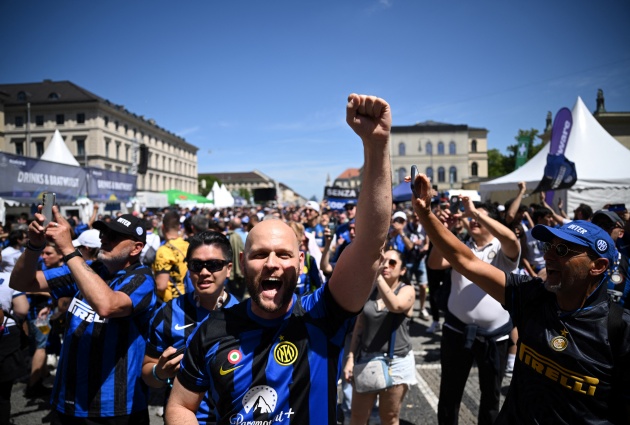 Các fan Inter ăn mừng như thể đã chạm tay đến chiếc cúp vô địch, tạo nên khung cảnh náo nhiệt, đầy màu sắc và cảm xúc.

CĐV đến từ Ý diện áo sọc xanh đen đặc trưng, mang theo bong bóng hình quả bóng và cúp vàng tượng trưng cho tham vọng đăng quang tại đấu trường danh giá nhất châu Âu.

Tất cả hòa vào bức tranh chung của một ngày hội bóng đá lớn, nơi tinh thần thể thao, niềm đam mê và tình yêu dành cho bóng đá được thăng hoa và kết nối hàng nghìn trái tim trên toàn thế giới.


Với việc lọt vào trận chung kết Champions League thứ 2 trong 3 năm, fan Inter tự tin có thể làm nên chuyện lần này.


Bên kia chiến tuyến, người hâm mộ PSG cũng không kém phần cuồng nhiệt.

Các cổ động viên PSG giương cao khăn quàng “La Reunion” hay “Paris Worldwide” như lời khẳng định sự đoàn kết và niềm tự hào lớn lao dành cho câu lạc bộ thủ đô nước Pháp.

Những khoảnh khắc vui tươi, cuồng nhiệt được ghi lại rõ nét qua từng bức ảnh: nhóm fan PSG rạng rỡ trong sắc áo xanh đen truyền thống, thể hiện tình yêu mãnh liệt với đội nhà bằng những nụ cười, cái bắt tay, và những tiếng hò reo không ngừng.

PSG kỳ vọng sẽ làm nên lịch sử với lần đầu tiên vô địch Champions League dưới thời HLV Luis Enrique.

Bầu không khí náo nhiệt đã lan tỏa khắp thành phố Munich trước giờ bóng lăn. 2h00 rạng sáng 1/6, PSG và Inter sẽ bước vào trận chung kết định đoạt thành bại của cả mùa giải.