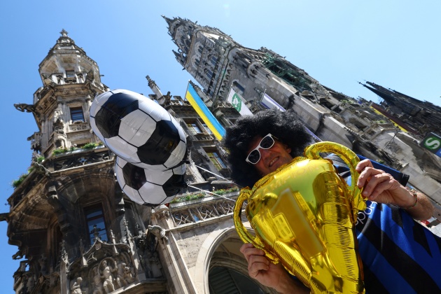 CĐV đến từ Ý diện áo sọc xanh đen đặc trưng, mang theo bong bóng hình quả bóng và cúp vàng tượng trưng cho tham vọng đăng quang tại đấu trường danh giá nhất châu Âu.

Tất cả hòa vào bức tranh chung của một ngày hội bóng đá lớn, nơi tinh thần thể thao, niềm đam mê và tình yêu dành cho bóng đá được thăng hoa và kết nối hàng nghìn trái tim trên toàn thế giới.


Với việc lọt vào trận chung kết Champions League thứ 2 trong 3 năm, fan Inter tự tin có thể làm nên chuyện lần này.


Bên kia chiến tuyến, người hâm mộ PSG cũng không kém phần cuồng nhiệt.

Các cổ động viên PSG giương cao khăn quàng “La Reunion” hay “Paris Worldwide” như lời khẳng định sự đoàn kết và niềm tự hào lớn lao dành cho câu lạc bộ thủ đô nước Pháp.

Những khoảnh khắc vui tươi, cuồng nhiệt được ghi lại rõ nét qua từng bức ảnh: nhóm fan PSG rạng rỡ trong sắc áo xanh đen truyền thống, thể hiện tình yêu mãnh liệt với đội nhà bằng những nụ cười, cái bắt tay, và những tiếng hò reo không ngừng.

PSG kỳ vọng sẽ làm nên lịch sử với lần đầu tiên vô địch Champions League dưới thời HLV Luis Enrique.

Bầu không khí náo nhiệt đã lan tỏa khắp thành phố Munich trước giờ bóng lăn. 2h00 rạng sáng 1/6, PSG và Inter sẽ bước vào trận chung kết định đoạt thành bại của cả mùa giải.