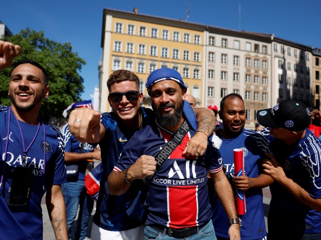 Bên kia chiến tuyến, người hâm mộ PSG cũng không kém phần cuồng nhiệt.

Các cổ động viên PSG giương cao khăn quàng “La Reunion” hay “Paris Worldwide” như lời khẳng định sự đoàn kết và niềm tự hào lớn lao dành cho câu lạc bộ thủ đô nước Pháp.

Những khoảnh khắc vui tươi, cuồng nhiệt được ghi lại rõ nét qua từng bức ảnh: nhóm fan PSG rạng rỡ trong sắc áo xanh đen truyền thống, thể hiện tình yêu mãnh liệt với đội nhà bằng những nụ cười, cái bắt tay, và những tiếng hò reo không ngừng.

PSG kỳ vọng sẽ làm nên lịch sử với lần đầu tiên vô địch Champions League dưới thời HLV Luis Enrique.

Bầu không khí náo nhiệt đã lan tỏa khắp thành phố Munich trước giờ bóng lăn. 2h00 rạng sáng 1/6, PSG và Inter sẽ bước vào trận chung kết định đoạt thành bại của cả mùa giải.