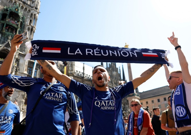 Các cổ động viên PSG giương cao khăn quàng “La Reunion” hay “Paris Worldwide” như lời khẳng định sự đoàn kết và niềm tự hào lớn lao dành cho câu lạc bộ thủ đô nước Pháp.

Những khoảnh khắc vui tươi, cuồng nhiệt được ghi lại rõ nét qua từng bức ảnh: nhóm fan PSG rạng rỡ trong sắc áo xanh đen truyền thống, thể hiện tình yêu mãnh liệt với đội nhà bằng những nụ cười, cái bắt tay, và những tiếng hò reo không ngừng.

PSG kỳ vọng sẽ làm nên lịch sử với lần đầu tiên vô địch Champions League dưới thời HLV Luis Enrique.

Bầu không khí náo nhiệt đã lan tỏa khắp thành phố Munich trước giờ bóng lăn. 2h00 rạng sáng 1/6, PSG và Inter sẽ bước vào trận chung kết định đoạt thành bại của cả mùa giải.