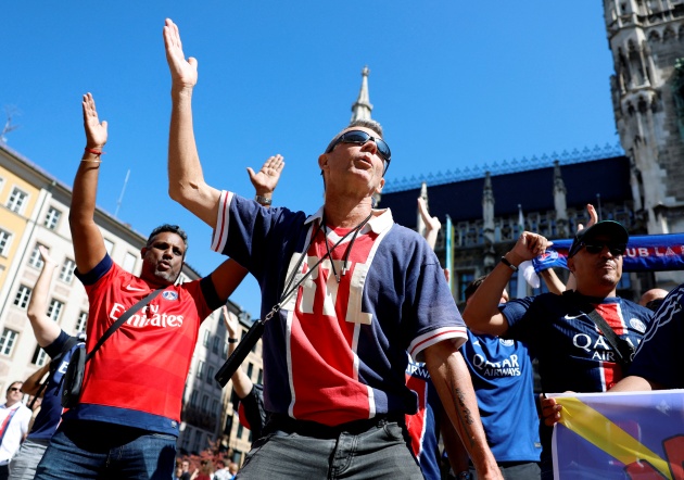 Những khoảnh khắc vui tươi, cuồng nhiệt được ghi lại rõ nét qua từng bức ảnh: nhóm fan PSG rạng rỡ trong sắc áo xanh đen truyền thống, thể hiện tình yêu mãnh liệt với đội nhà bằng những nụ cười, cái bắt tay, và những tiếng hò reo không ngừng.

PSG kỳ vọng sẽ làm nên lịch sử với lần đầu tiên vô địch Champions League dưới thời HLV Luis Enrique.

Bầu không khí náo nhiệt đã lan tỏa khắp thành phố Munich trước giờ bóng lăn. 2h00 rạng sáng 1/6, PSG và Inter sẽ bước vào trận chung kết định đoạt thành bại của cả mùa giải.