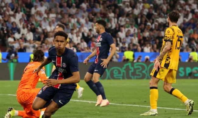 Hàng thủ Inter bị xé toạc trước những cầu thủ giàu tốc độ của PSG.