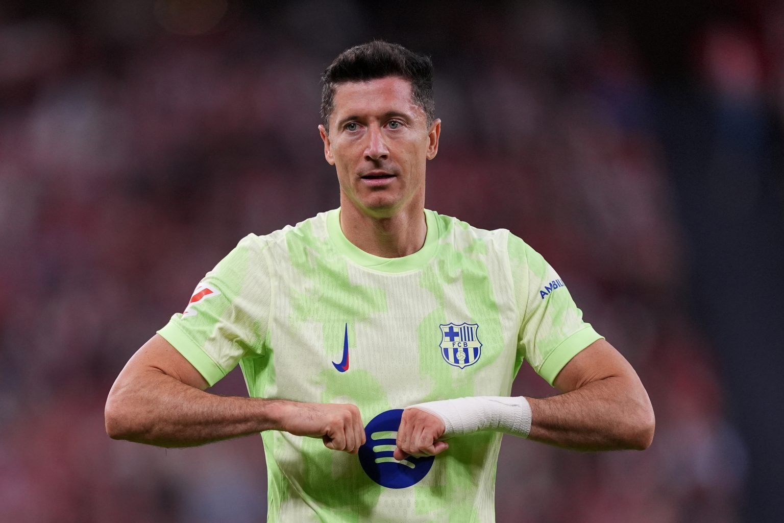 Lewandowski ở lại Barcelona.