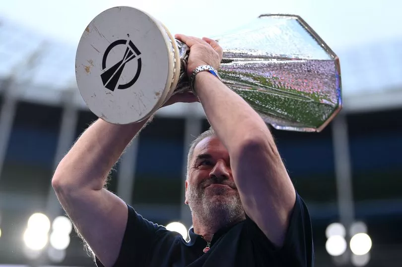 Postecoglou bất ngờ đối mặt với trát sa thải.