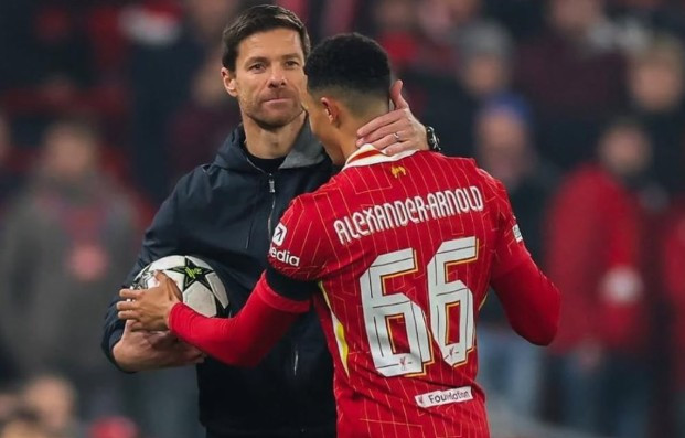 Xabi Alonso và Alexander-Arnold.