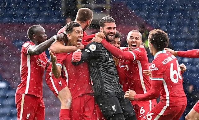 Alisson Becker và đồng đội ăn mừng bàn thắng để đời của thủ môn người Brazil.