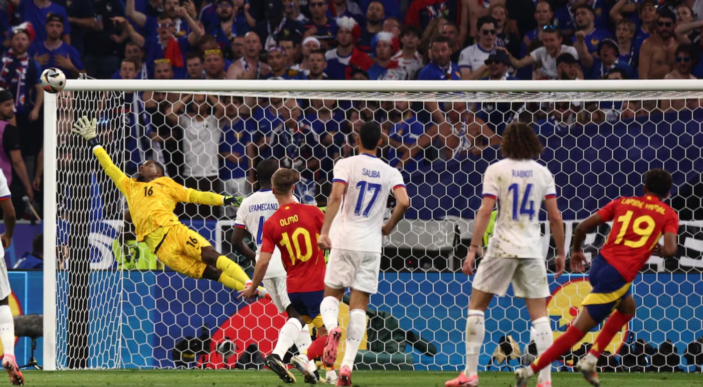 Bàn thắng để đời của Lamine Yamal vào lưới tuyển Pháp.