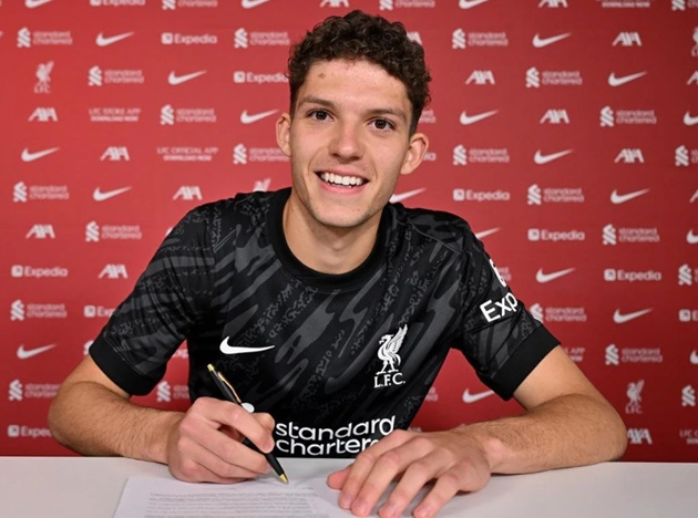 Armin Pecsi ký hợp đồng với Liverpool.