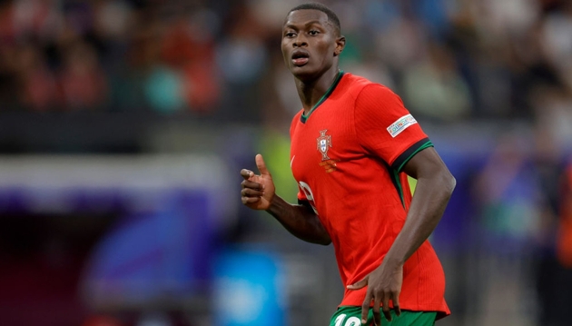 Ảnh bài viết Khóa chặt Yamal, CĐV MU kêu gọi ký ngay Nuno Mendes