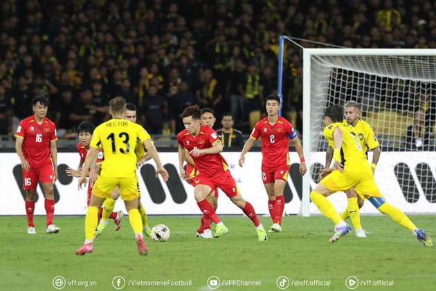 ĐT Việt Nam gặp nhiều khó khăn trước các cầu thủ nhập tịch Malaysia. Ảnh: VFF
