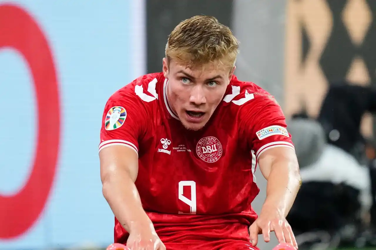 Hojlund vừa bị đẩy xuống ghế dự bị ở Đan Mạch.