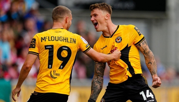 Tiền vệ Kai Whitmore (phải) muốn khoác áo đội tuyển Singapore.