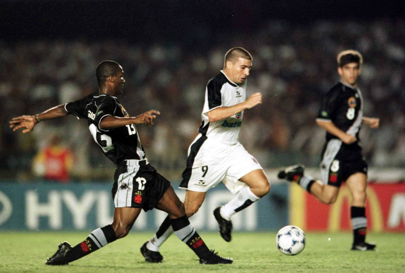 FIFA Club World Championship lần đầu được tổ chức ở Brazil 2000.