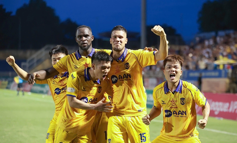 Ảnh bài viết Văn Quyến và biển cảm xúc người hâm mộ: Vỡ òa cùng SLNA trụ hạng!