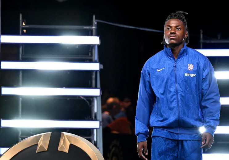 Romeo Lavia thích thú với cách các cầu thủ lần lượt được xướng tên khi ra sân ở FIFA Club World Cup.