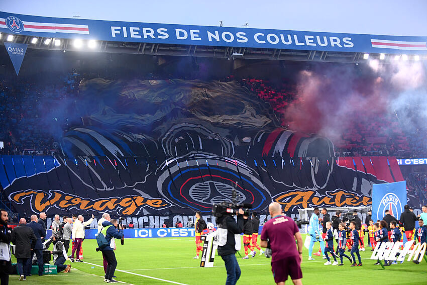 Parc des Princes luôn nổi tiếng với những tấm tifo ấn tượng