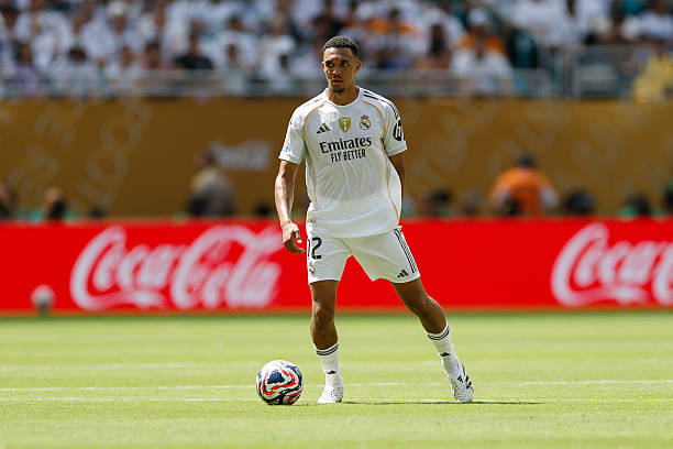 Alexander-Arnold trong màu áo Real.