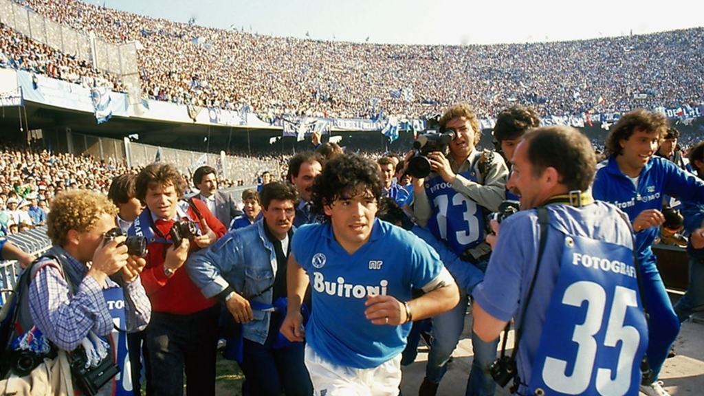 Maradona đi vào lịch sử của Napoli với tư cách cầu thủ vĩ đại nhất lịch sử CLB.