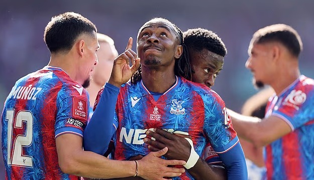 Palace bỗng sáng cửa dự Europa League sau khi Lyon nhận án phạt.