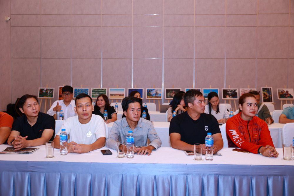 Các VĐV ở nhiều môn thể thao khác nhau tham dự buổi lễ. Ảnh: Triều Võ.