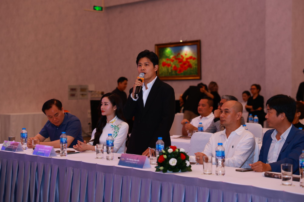 Nhạc sĩ Nguyễn Văn Chung, tác giả bản hit nổi tiếng "Viết tiếp câu chuyện hòa bình" chia sẻ cảm nghĩ tại buổi lễ. Ảnh: Triều Võ.