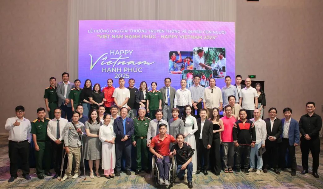 Thành viên BTC và các khách mời chụp hình sau sự kiện. Ảnh: Báo Pháp luật TP.HCM.