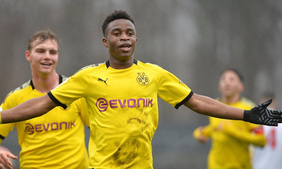 Moukoko từng gây xôn xao bóng đá châu Âu.