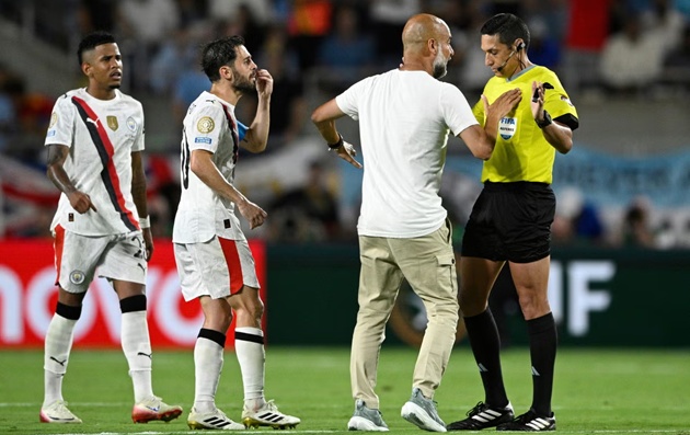 Guardiola tranh luận với trọng tài vào cuối trận thua trước Al Hilal