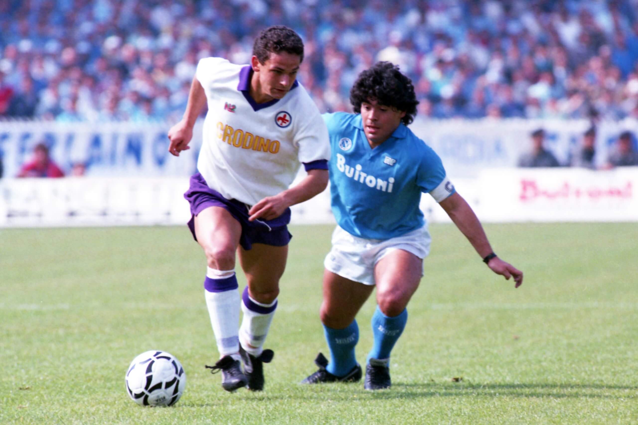 Baggio tranh tài cùng Maradona khi anh khoác áo Fiorentina.