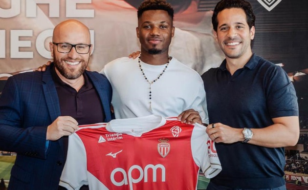 Fati gia hạn hợp đồng với Barca trước khi được mang cho Monaco mượn.